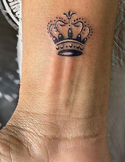 Wrist Crown Tattoo, Queen Wrist Tattoos For Women, R Crown Tattoo, Crown Tattoo Wrist, Queen Tattoo For Women, Crown Tattoo On Wrist, Charlotte Tattoo, King Crown Tattoo, Crown Tattoos For Women