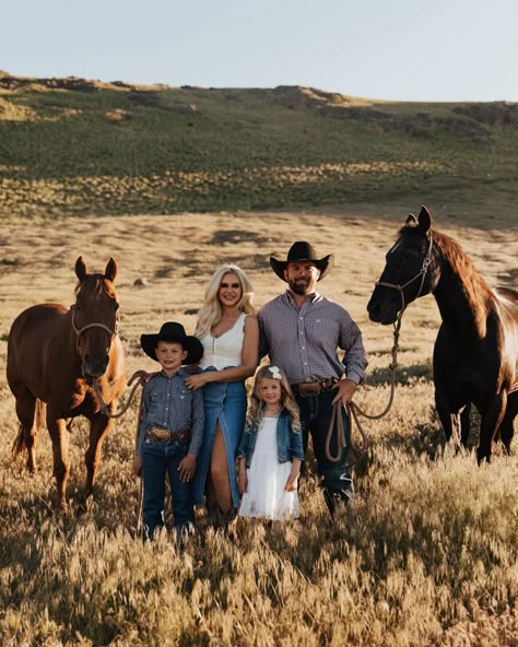 Country Western Family Photos, Summer Western Family Photos, Cowgirl Family Pictures, Family With Horses Photography, Family Country Pictures, Western Inspired Family Photo, Cowboy Family Pictures Outfit, Family And Horse Photoshoot, Family Pics With Horses