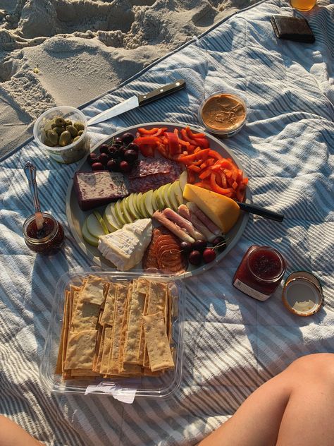 Chacutery Board Aesthetic, Cheese Board Picnic, Beach Birthday Aesthetic, Beach Picnic Food, Beach Platter, Bday Aesthetics, Aesthetic Charcuterie Board, Beach Charcuterie Board, Charcuterie Aesthetic