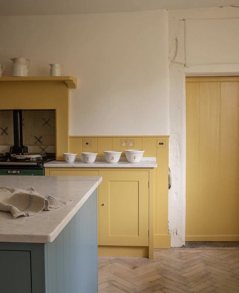 Balanced Design, Primary Colours, Country House Interior, Yellow Interior, Bright Kitchens, Kitchen Installation, Interiors Dream, Yellow Kitchen, Kitchen Accents