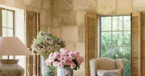 The lovely French Country style can work in today's modern homes. This style has fanciful elements mixed with things to take it down a n... Pamela Pierce, Country Living Room Design, French Farmhouse Decor, French Country Living Room, Bedroom Decorating Ideas, Bedroom Decorating, French Farmhouse, French Country House, French Country Style