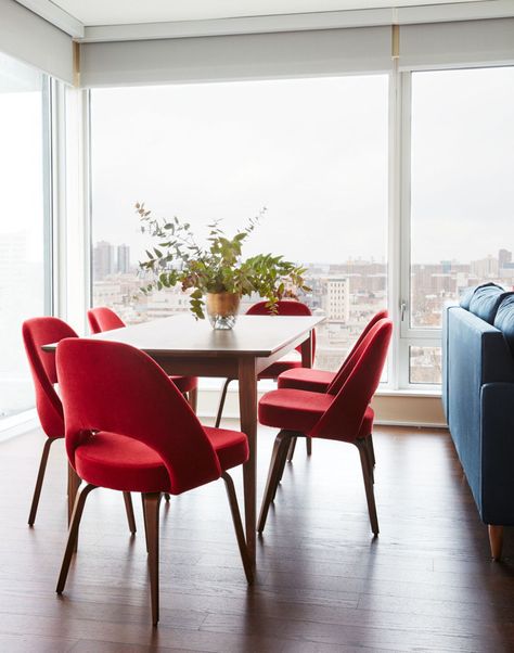 House Tour: This Manhattan Apartment Makes Red, White, And Blue Modern Again White Dining Room Decor, Blue Dining Room Walls, White Dining Room Furniture, Blue Dining Room Decor, Black And White Dining Room, Red Dining Chairs, Dining Room Colour Schemes, Dining Room Images, Red Chairs