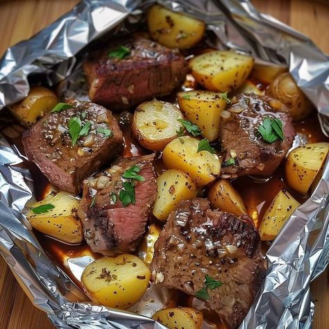 Baby Yellow Potatoes, Potato Foil Packets, Potato Packets, Foil Meals, Foil Packet Potatoes, Garlic Steak, Steak Potatoes, Yellow Potatoes, Sirloin Steak