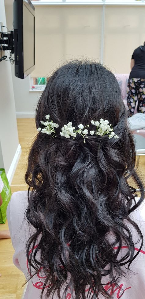 Classic curls, braids and gypsophelia 💕 Flower Hair Styling, Jipsys Flower Hairstyles, Hair With Flowers In It, Big Curls For Long Hair, Hair Designs For Girls, Curled Wedding Hair, Pregnancy Hairstyles, Classic Curls, Messy Wavy Hair