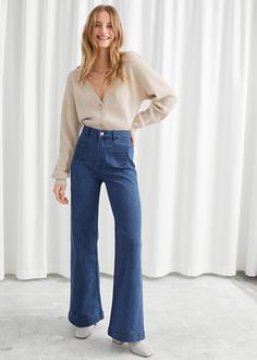 Flare Jeans Outfit, Natural Kibbe, Womens Flare Jeans, Jeans Outfit Women, Flamboyant Natural, Jean Flare, Pretty Blouses, French Girls, Jean Trends