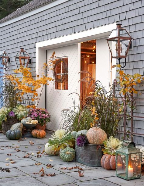 Fall Front Porch Ideas, Outside Fall Decor, Decoration Vitrine, Fall Containers, Fall Front Porch Decor, Diy Fall Wreath, Autumn Decorating, Fall Front Porch, Fall Outdoor Decor