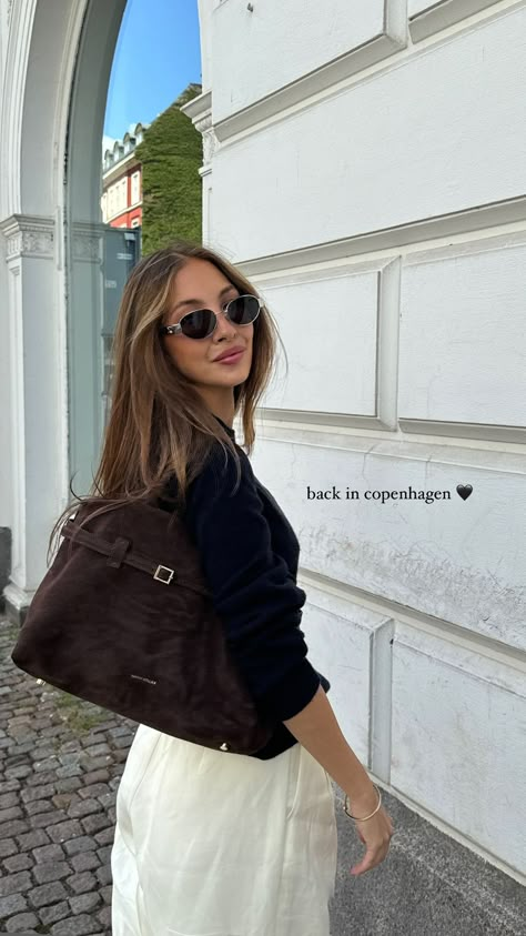 Stories • Instagram Manu Atelier Le Cambon Bag, Brown Leather Bag Outfit, Suede Bag Outfit, Luxury Outfit Ideas, Brown Suede Bag, Chocolate Bag, Haute Couture Shoes, Shop Outfits, Luxury Outfit