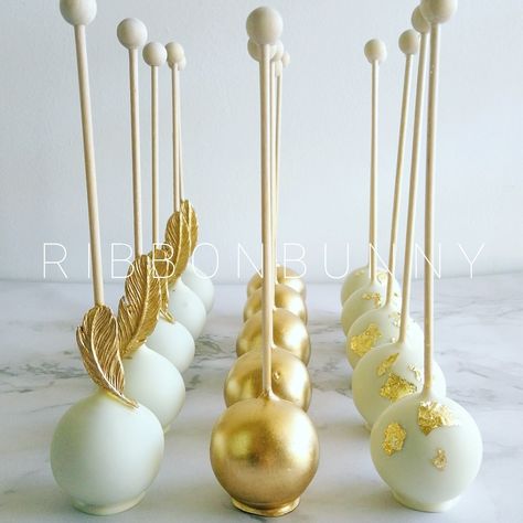 White And Gold Cakepops, Elegant Cake Pops Classy, Wedding Cakepops Ideas, Boho Cakepops, Cakepops Ideas Decoration, Wedding Cake Pops Ideas, White And Gold Cake Pops, Boho Cake Pops, Wedding Cakesicles