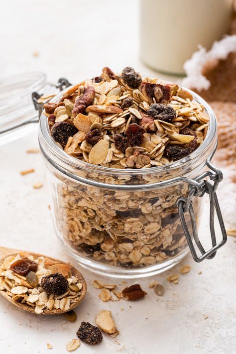 This homemade muesli recipe is super easy to make with rolled oats, coconut, dried fruit, nuts and seeds. It's the perfect healthy breakfast or snack to meal prep and can be customized with your favorite ingredients. Muesli Recipe, Healthy Cereal Breakfast, Perfect Healthy Breakfast, Smoothie Bowl Healthy, Raw Pumpkin Seeds, Diy Snacks, Overnight Oats Healthy, Homemade Muesli, Nuts And Seeds