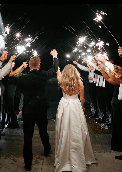 Wedding Sparklers Photos, Sparkler Exit Wedding, Wedding Shot List, Wedding Exits, Wedding Picture Poses, Wedding Sparklers, Wedding Photography Styles, Wedding Photos Poses, Wedding Chicks