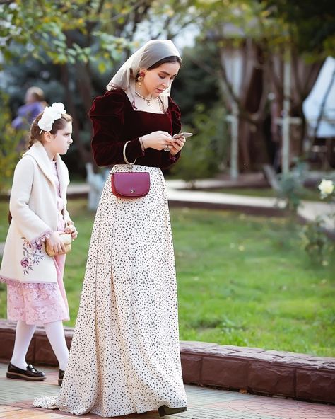 Vintage Modest Outfits, Catholic Church Outfit, Orthodox Head Covering, Outfit Inspo Skirts, Jewish Woman Clothing, Veiling Styles, Modesty Christian, Orthodox Fashion, Nun Fashion