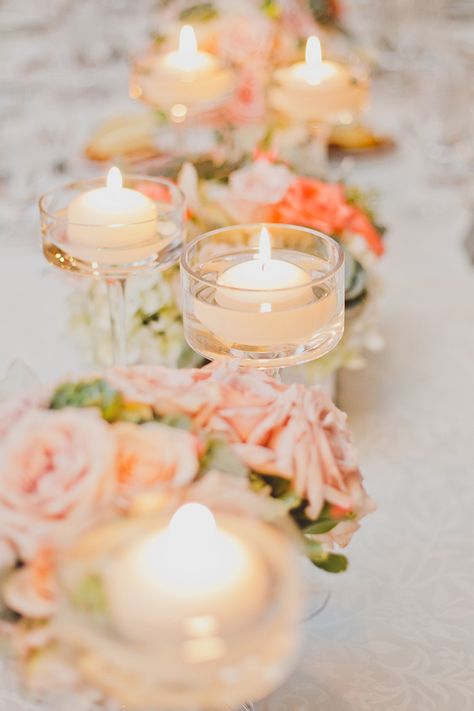 centros de mesa rosados ​​románticos Shabby Chic Table Settings, Arizona Desert Wedding, Blush Wedding Centerpieces, Candles And Flowers, Shabby Chic Wedding Decor, Roses Orange, Themed Wedding Decorations, Pink Centerpieces, Shabby Chic Table