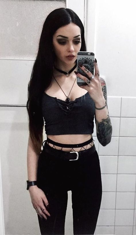 Outfits irresistibles para esa darketita que aún llevas dentro de ti Grunge Looks, Fishnet Leggings, Look Grunge, Goth Outfit, Hipster Outfits, Grunge Look, Neue Outfits, Metal Girl, Hipster Fashion