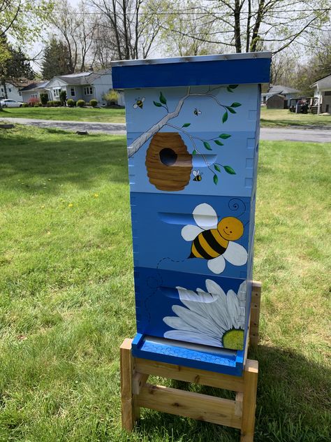 Painted Bee Boxes, Bee Box Painting Ideas, Bee Hive Painting Ideas, Beehive Painting Ideas, Bee Hive Painting, Painted Beehives, Bee Hive Stand, Painted Bee Hives, Backyard Beehive