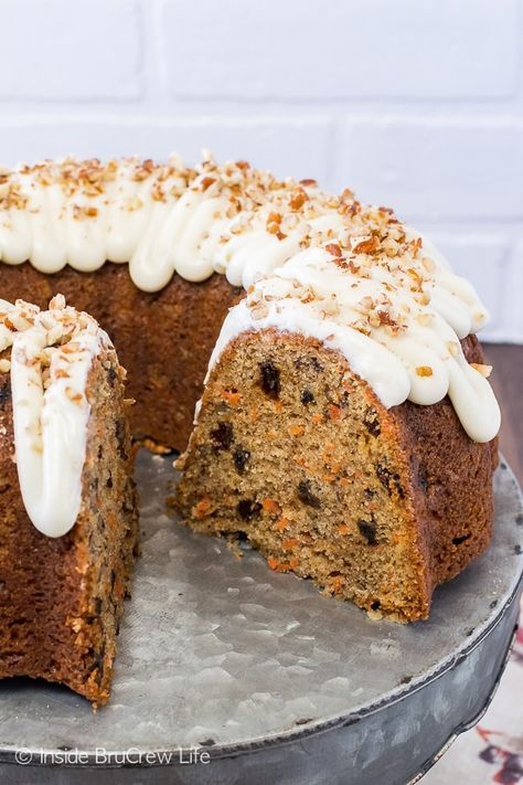 Carrot Bundt Cake - plenty of spices, carrots, nuts, and raisins add texture and flavor to this easy homemade cake. Great recipe for Easter parties and dinners! Carrot Cake Recipe With Raisins, Recipe With Raisins, Carrot Bundt Cake, Easy Bundt Cake Recipes, Easy Microwave Recipes, Cake With Pineapple, Raisin Cake, Beef Recipe Instant Pot, Easy Bundt Cake