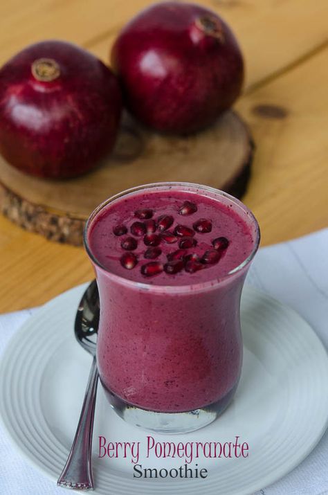 Berry Pomegranate Smoothie - A creamy, tart-sweet, super delicious way to stay on track over the holidays. #smoothie #healthyrecipe #pomegranatejuice Pomegranate Smoothie, Blueberry Juice, Healthy Drinks Smoothies, Pomegranate Juice, Smoothie Shakes, Milkshakes, Smoothie Drinks, Smoothie Recipes Healthy, Juicing Recipes