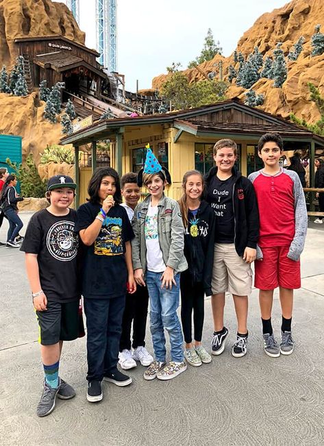 How to Celebrate Your Birthday at Knott's Berry Farm - Popsicle Blog Knotts Berry Farm Outfit, Farm Outfit, Camp Snoopy, Park Birthday, Farm Cake, Knotts Berry Farm, Farm Clothes, Berry Farm, Farm Birthday Party