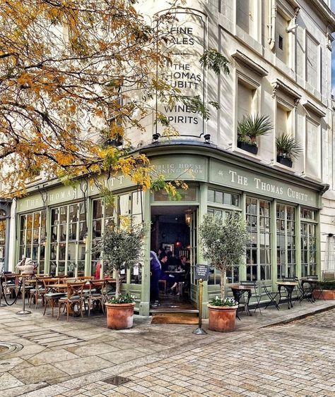 London Pub Interior, Watch House Coffee London, Traditional British Food, London Pub Exterior, London Pubs Aesthetic, Alfred Tennyson, Belgravia London, Pubs In London, Sloane Square