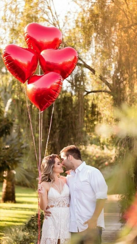 Baloon Photoshoot Couple, Valentine Photo Shoot Couples, Valentines Photography Couples, Valentine Day Decorations, Photography Practice, Aesthetic Valentines Day, Valentine Mini Session, Valentines Day Decoration, Aesthetic Valentines