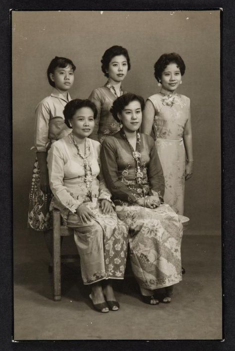 Fashion Studio Photography, Straits Settlements, Yearbook Themes, Internet Art, Asian Inspiration, 3 Women, Blouse Skirt, Studio Portrait, Old Ads