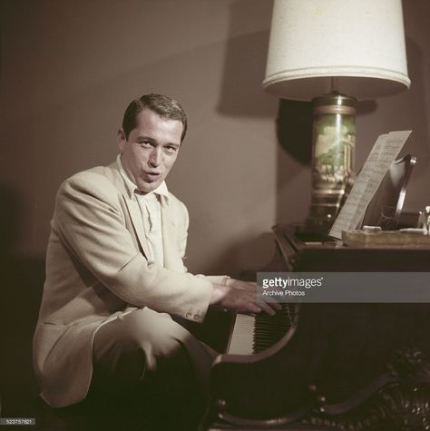 American singer <a gi-track='captionPersonalityLinkClicked' href=/galleries/search?phrase=Perry+Como&family=editorial&specificpeople=93931 ng-click='$event.stopPropagation()'>Perry Como</a> (1912 - 2001), circa 1955. Richard Gere American Gigolo, Classic Singers, Bobby Vinton, Don Mclean, Petula Clark, The Doobie Brothers, Bonnie Tyler, Perry Como, Bobby Darin