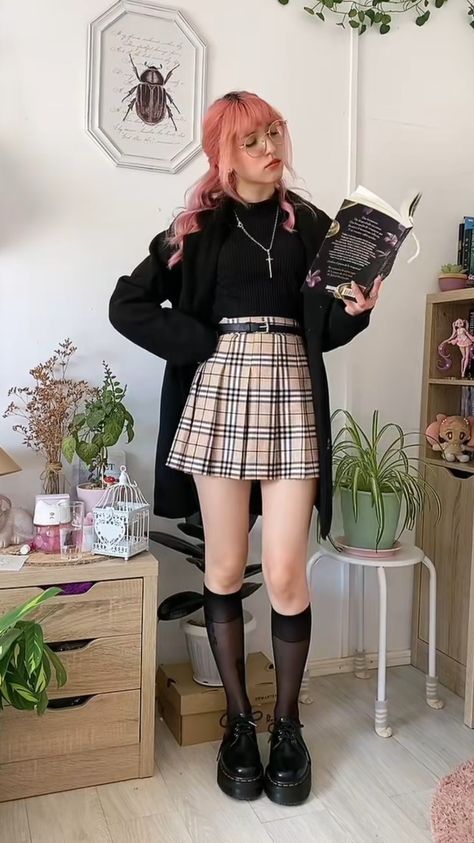 Preppy Alternative Style, Pastel Alternative Outfits, Girly Rocker Outfits, Pastel Punk Aesthetics, Goth Preppy Outfit, Kawaii Fashion Outfits Casual, Preppy Goth Outfits, Preppy Grunge Outfits, Pastel Alternative Fashion