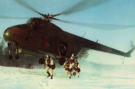 Paratroopers Jumping, Cybergoth Anime, Warsaw Pact, Soviet Army, Army Surplus, Military Helicopter, Military Photos, Vintage Tank, East Germany