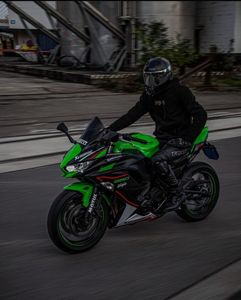 Kawasaki Ninja 650 Modified, Green Motorcycle Aesthetic, Kawasaki Ninja H2r, Biker Photos, Kawasaki Ninja 400, Green Motorcycle, Motorcycle Guy, Kawasaki Ninja 650, Ninja 650