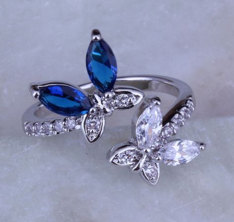 Quinceanera Jewelry, Butterfly Rings, Hand Jewelry Rings, Jewelry Necklace Simple, Jewelry Butterfly, Pretty Jewelry Necklaces, Cute Engagement Rings, Diamond Butterfly, China Jewelry