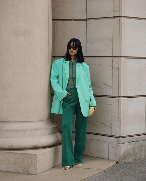 Monochrome Streetwear, Looks Blazer, Pastel Blazer, Green Monochrome, Bedroom Inspirations Minimalist, Monochrome Makeup Look, Monochrome Style, Monochrome Fashion, Style Looks