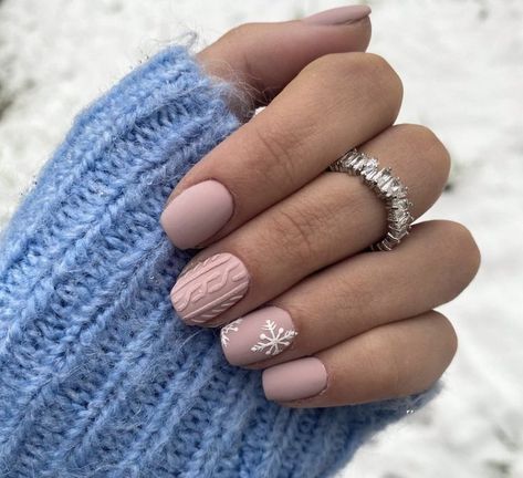 Short Acrylic Nails Winter 2023-2024 18 Ideas - Women-Lifestyle.com Short Winter Nails 2022 Gel, Sweater Nails Short, Sweater Effect Nails, Christmas Minimalist Nails, Winter Nails Short Simple, Christmas Gel, Winter Nails Acrylic, Cute Christmas Nails, Sweater Nails