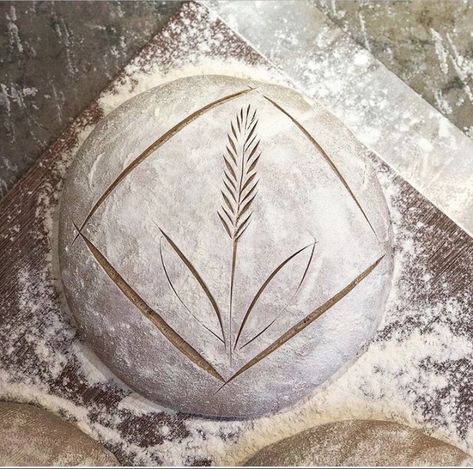 Scoring Designs Bread, Simple Sourdough Design, Sourdough Score Ideas, Artisan Bread Designs, Bread Pattern Design, Winter Sourdough Scoring, Sourdough Boule Scoring Patterns, Round Sourdough Bread Scoring, Sourdough Bread Designs Easy