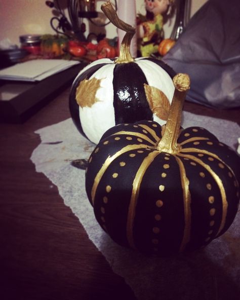 Black And Gold Pumpkin Painting, Black And Gold Pumpkins, Black Painted Pumpkin Ideas, Black And Gold Fall Decor, Painted Pumpkins Black, Gold Painted Pumpkins, Black And White Pumpkins, Pumpkin Designs Painted, Pumpkin Painting Party