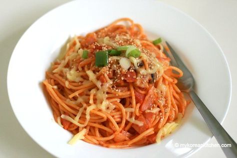 Kimchi Pasta Recipe, Korean Fusion Food, Korean Noodle Recipes, Spaghetti With Bacon, Noodles Korean, My Korean Kitchen, Korean Beef Recipes, Delicious Noodles, South Korean Food