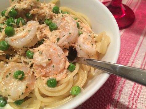 Prawn And Pea Pasta, Smoked Salmon Pasta Recipes No Cream, Salmon And Prawn Linguine, Smoked Salmon Linguine, Smoked Salmon Pasta Creamy, Prawn Pasta, Smoked Salmon Pasta, Prawn Dishes, Salmon Pasta