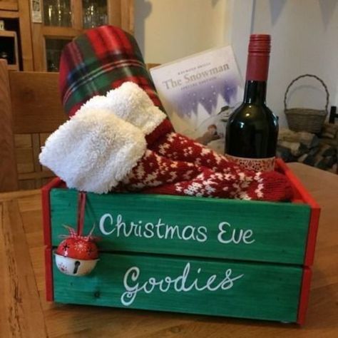 Xmas Gift Boxes Easy Diy, Christmas Eve Box Ideas For Adults, Christmas Hamper Ideas, Christmas Box Ideas, Diy Christmas Eve Box, Christmas Eve Box For Adults, Christmas Eve Box Ideas, Christmas Crate, Christmas Eve Crate