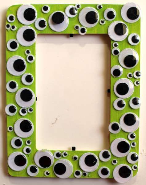 Googly Eye Frame craft. Send home their photo booth photo in one. Use it as a party craft, a waiting for everyone to arrive craft or make your own as a party favor. Halloween Hallway, Basic Crafts, Marcos Halloween, Halloween Picture Frames, Kids Treats, Halloween Frame, Halloween Class Party, Craft Halloween, Children Crafts