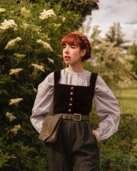 Calling out to all my hobbit friends who wanna spend a simple life in a good garden , walking around barefoot and having a second breakfast! 🌿🍞🌾✨🥕🍃👩🏼‍🌾 — Blouse & bustier : from @voriagh — Leaf bag : from @leaflingbags — Pants : thrifted . . . . 🏷️ #fairytalephotography #gardenfairy #enchantedliving #poetryofsimplethings #hobbitlife #seasonaltales #aesthetic #aseasonalstory #searchwandercollect #vintage #romantic #hobbitcore #littlewanderersdiary #femenineenergy #smallmomentsofcalm #fai... Modern Hobbit Outfit, Hobbit Core Aesthetic, Hobbit Aesthetic, Hobbit Party, Elven Princess, Leaf Bag, Preppy Fashion, A Simple Life, Second Breakfast