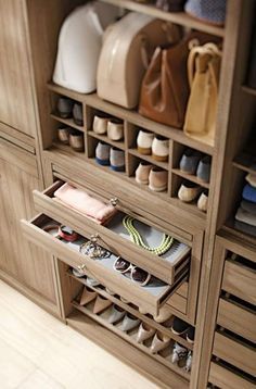 Vstupná Hala, Best Closet Organization, Organized Closet, Walking Closet, Beautiful Closets, Walk In Closet Design, Wardrobe Organisation, Luxury Closets Design, Closet Layout