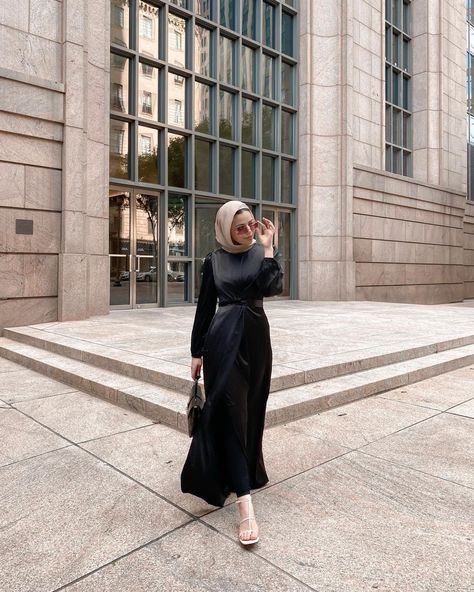 Great Gatsby Hijab Style, Gatsby Hijab Style, Hijab With Black Dress, Black Dresses Hijab, Black Dress With Hijab, Black Dress Hijab Outfits, Black Dress Hijabi, Hijabi Dinner Outfit, Dress Black Hijab