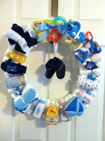 Behind The After: Twin Diaper Wreaths! Baby Shower Wreath, Diaper Wreath, Idee Babyshower, Baby Wreath, Baby Shower Tags, Baby Shower Crafts, Diy Baby Shower Gifts, Diy Bebe, Baby Shower Invitaciones