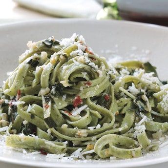 Spinach Linguine, Spicy Spinach, Spinach Noodles, Spinach Sauce, Roasted Figs, Linguine Recipes, Garlic Recipe, Spiced Wine, Meat Pasta