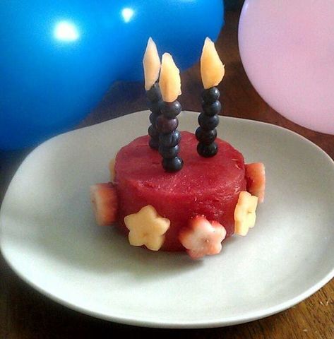 Watermelon Fruit Cake Ideas, Fresh Fruit Birthday Cake Ideas, Cake Buah, Cake Made Of Fruit, Watermelon Fruit Cake, Paleo Birthday Cake, Watermelon Cakes, Healthy Birthday Cakes, Fruit Birthday Cake