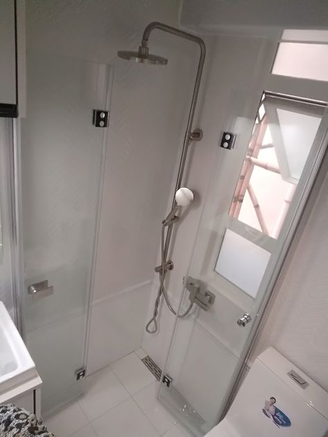 Foldable Shower Door, Small Tiny Bathroom, Tiny Shower Room, Shower Screen Door, Wet Room Ideas, Small Shower Room, Wet Room Bathroom, Monochrome Bathroom, Mini Bad