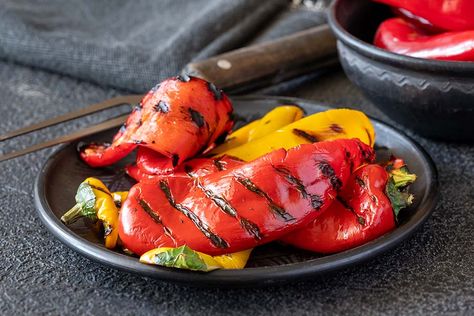 Grilled Peppers and Herb Salad Grilled Bell Pepper Recipes, Bell Pepper Side Dish, Peppers On The Grill, Best Grilled Vegetables, Grilled Bell Peppers, Bell Pepper Salad, Grilled Vegetable Recipes, Vegetarian Substitutes, Nutrisystem Recipes