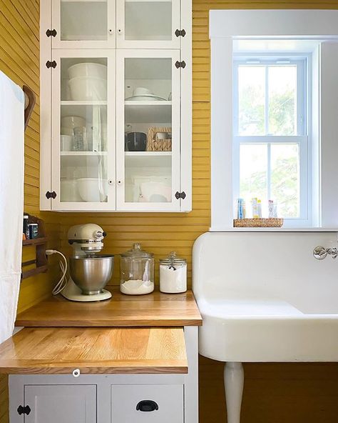 Paige | Farmhouse Vernacular (@farmhousevernacular) • Instagram photos and videos Farmhouse Vernacular, Beadboard Kitchen, Historic Kitchen, Unfitted Kitchen, Folk Victorian, Cabinet Detailing, Victorian Kitchen, Dream Kitchens, Low Cabinet