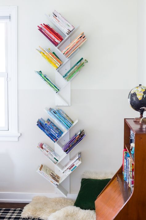 Tree Bookshelf DIY for a Beautiful, Minimal and Shared Kids Bedroom Diy Bookshelf Ideas, Diy Bookshelf Design, Diy Bookshelf Plans, Hanging Bookshelves, Unique Bookshelves, Diy Bookshelf, Kids Shared Bedroom, Bookshelf Ideas, Bookshelves In Bedroom