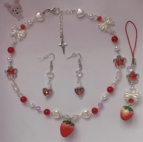 Strawberry Bracelet, Strawberry Jewelry, Strawberry Necklace, Pretty Jewelry Necklaces, Bead Charms Diy, Easy Diy Jewelry, Jewelry Accessories Ideas, Classy Jewelry, Crystal Beads Bracelet