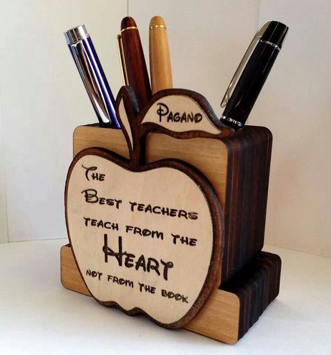 Hometown Design, Personalized Wooden Letters, Wood Laser Ideas, Wooden Apple, Personalized Pen, Personalized School Supplies, Teacher Appreciation Gifts Diy, Teacher Signs, Teacher Personalized