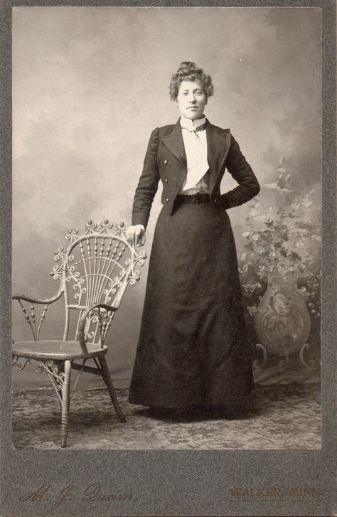 Teacher Picture, Victorian Photography, 1890s Fashion, Antique Photography, Studio Portrait, Southern Gothic, Victorian Clothing, Victorian Women, Photo Vintage